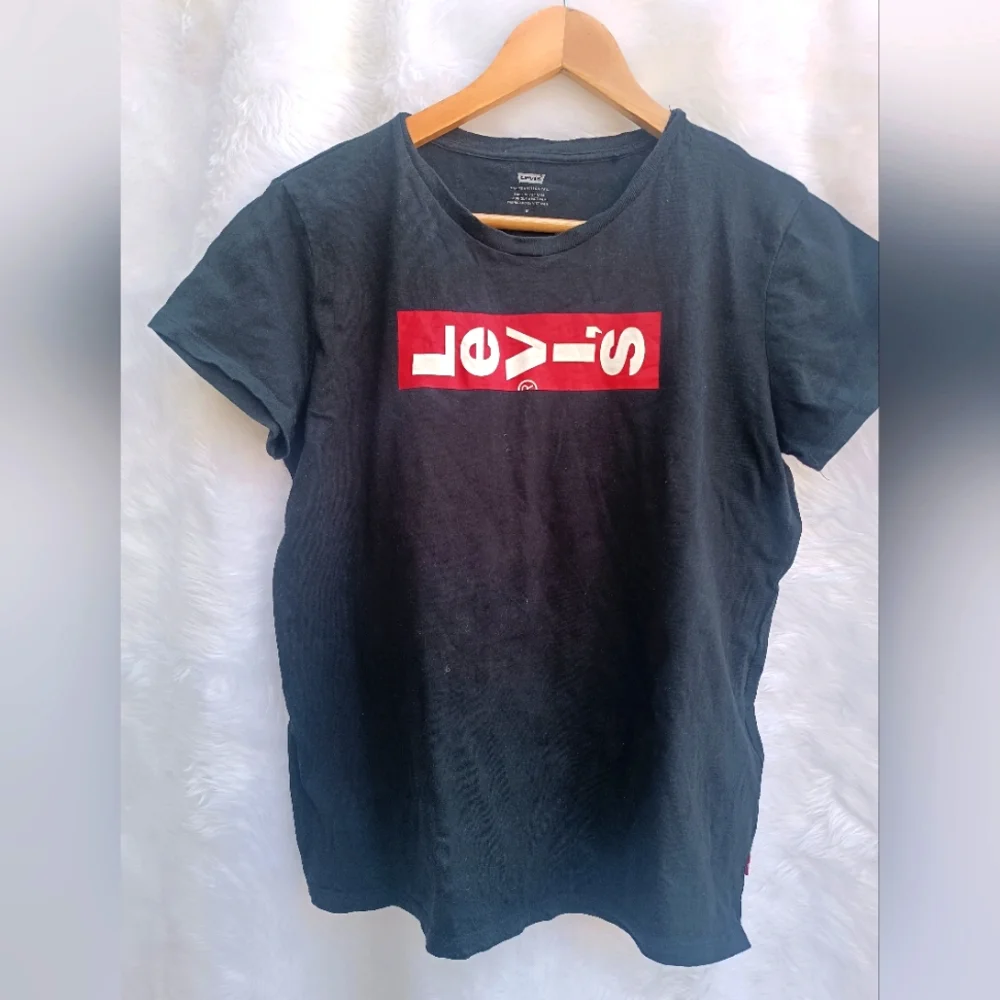 Levi's black tee - Picture 2 of 6